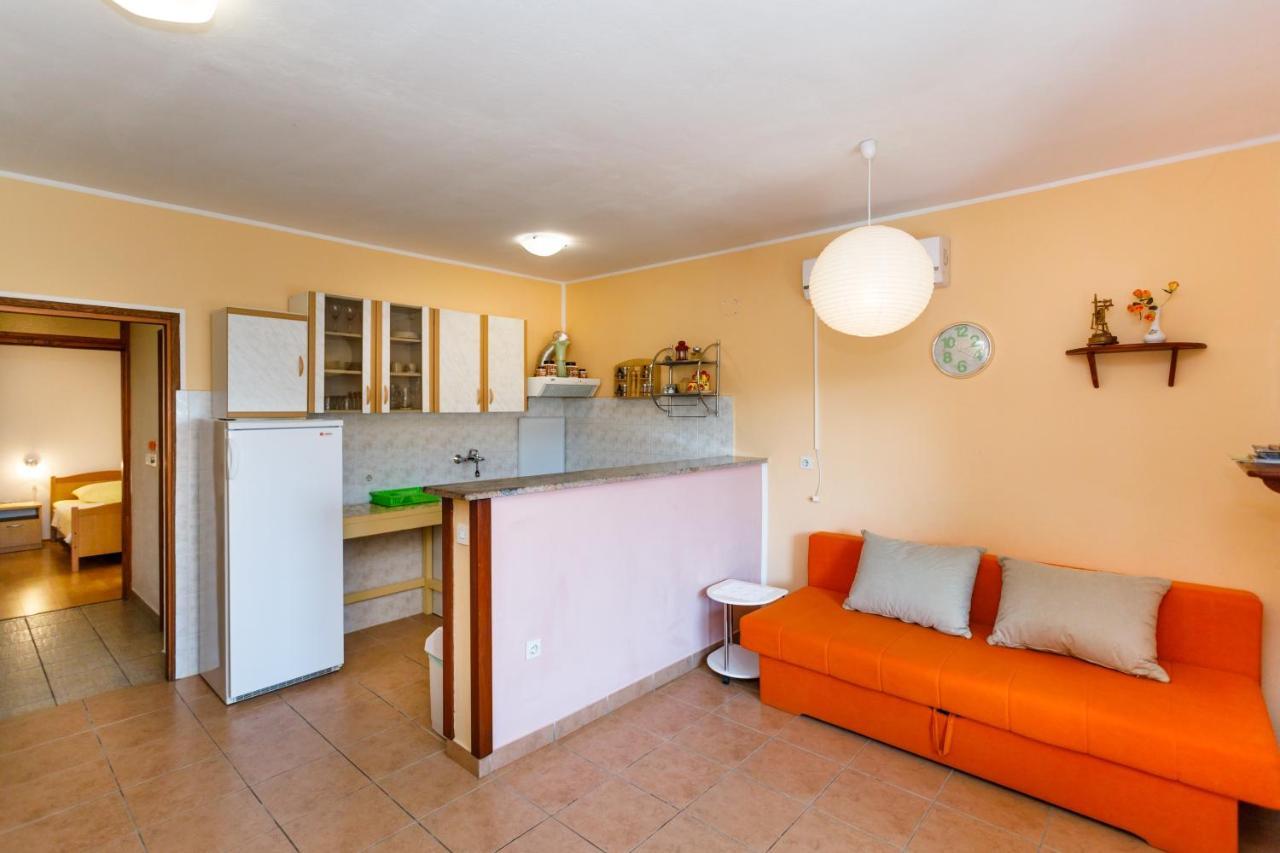 Apartments With A Parking Space Kornic, Krk - 5306 Екстер'єр фото